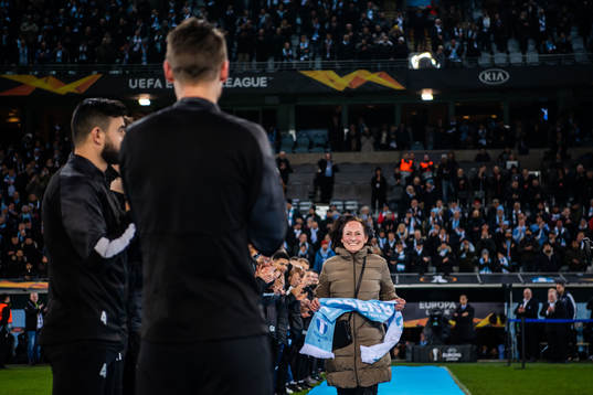 Barbro Sander when Markus Rosenberg of Malmö FF is honored