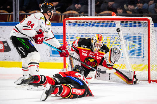 Örebros Ryan Stoa och Luleås målvakt Joel Lassinantti