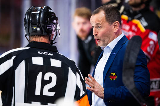 Luleås tränare Thomas Berglund och domare Mikael Andersson