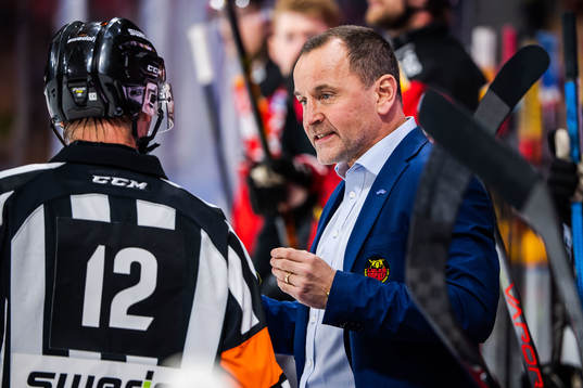Luleås tränare Thomas Berglund i samtal med domaren