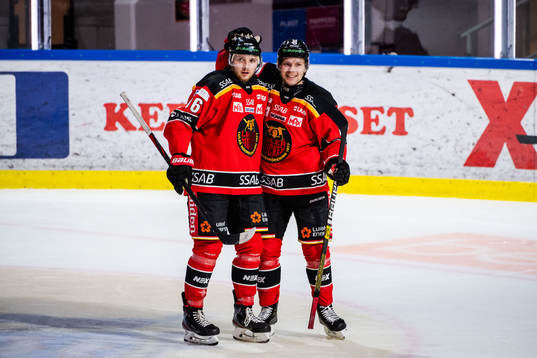 Luleås Robin Kovacs och Einar Emanuelsson jublar