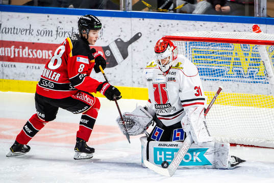 Luleås Noel Gunler och Örebros målvakt Jonas Arntzen