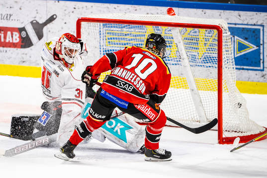 Luleås Einar Emanuelsson gör 1-1 bakom Örebros målvakt