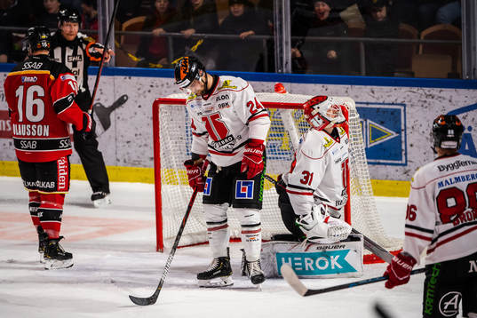 Örebros Aaron Irving och målvakt Jonas Arntzen deppar