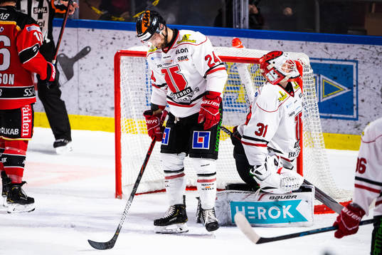 Örebros Aaron Irving och målvakt Jonas Arntzen deppar