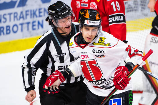 Linjedomare Jan Sandström och Örebros Sakari Salminen