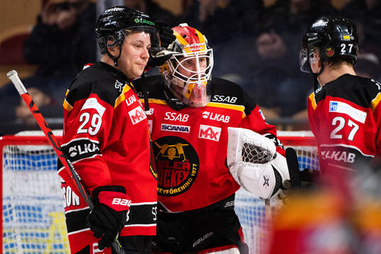 Luleås Erik Gustafsson och målvakt Joel Lassinantti jublar