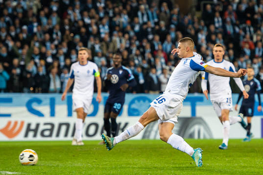 Vitaliy Mykolenko of Dynamo Kiev scores 1-1