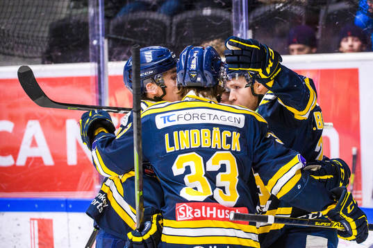 Södertäljes Christoffer Bengtsson jublar med lagkamrater