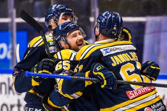 Södertäljes Anton Blomberg jublar