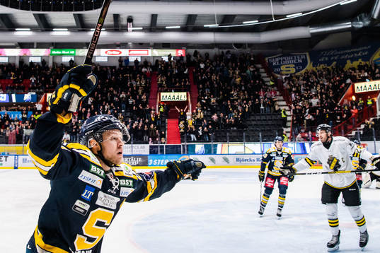 Södertäljes Christoffer Bengtsson jublar