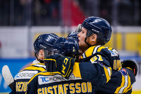 Södertäljes Martin Janolhs jublar med lagkamrater