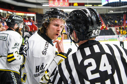 s Oskar Drugge i samtal med domaren