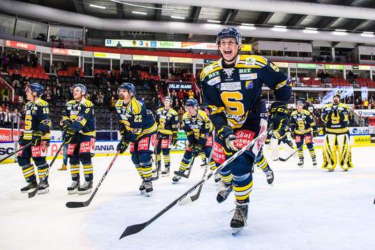 Södertäljes spelare jublar