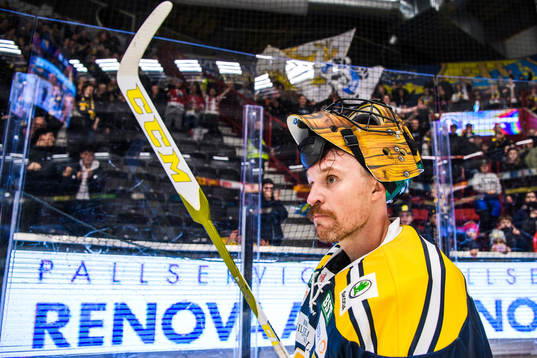 Södertäljes målvakt Justin Pogge jublar