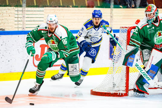 Leksands Sebastian Wännström bakom Rögles Eric Gelinas