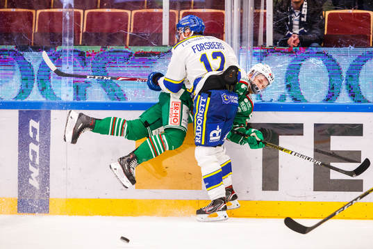 Leksands Fredrik Forsberg tacklar Rögles Ted Brithén