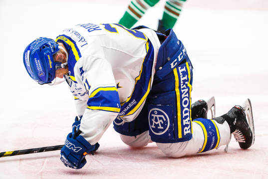 Leksands Mattias Ritola kryper av isen