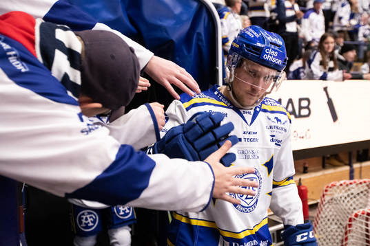 Leksands Fredrik Forsberg på väg in till tredje perioden
