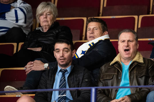 Ulf Samuelsson på läktaren i Tegera Arena