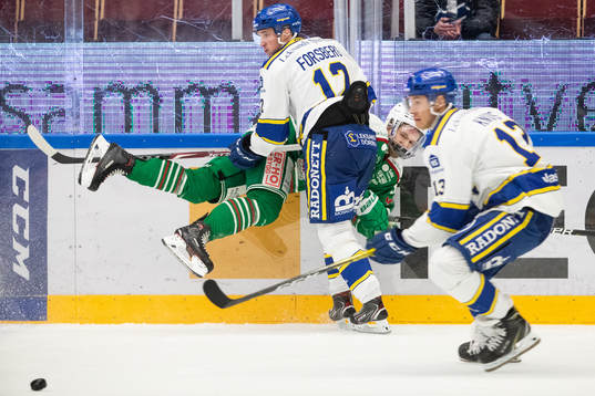 Leksands Fredrik Forsberg tacklar Rögles Ted Brithén