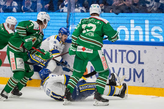 Leksands Mattias Ritola tappar skenan till ena skridskon
