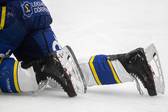 Leksands Mattias Ritola har tappat skenan till ena skridskon