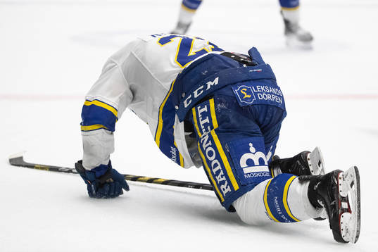 Leksands Mattias Ritola har tappat skenan till ena skridskon