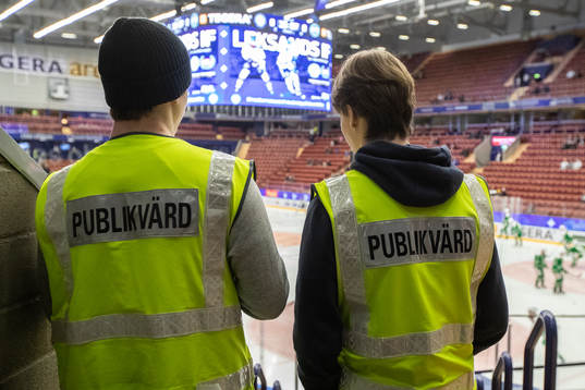 Publikvärdar innan ishockeymatchen i SHL mellan Leksand
