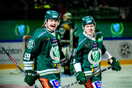 Färjestads Linus Johansson och Daniel Viksten jublar
