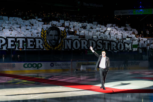 Färjestads Peter Nordström får sin tröja hissad
