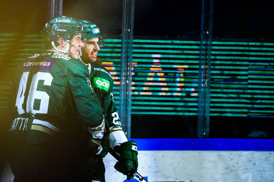 Färjestads Michael Latta och Martin Johansson jublar