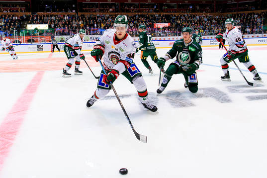 Frölundas Jacob Peterson och Färjestads Oskar Bäck och