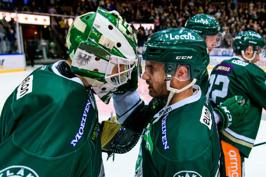Färjestads målvakt Arvid Holm och Martin Johansson jublar