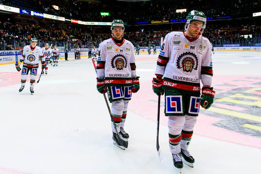 Frölundas Theodor Lennström och Brandon Gormley deppar