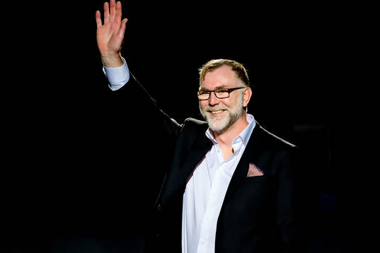 Färjestads Peter Nordström får sin tröja hissad