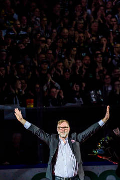 Färjestads Peter Nordström får sin tröja hissad