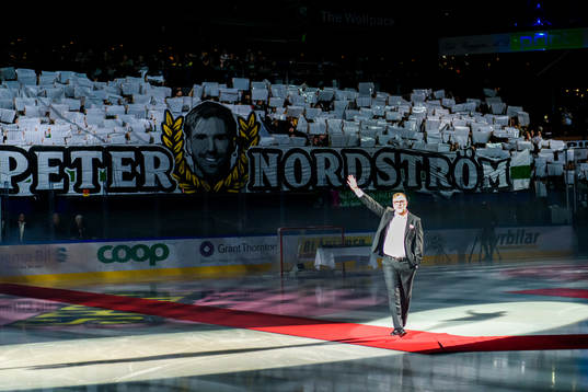 Färjestads Peter Nordström får sin tröja hissad