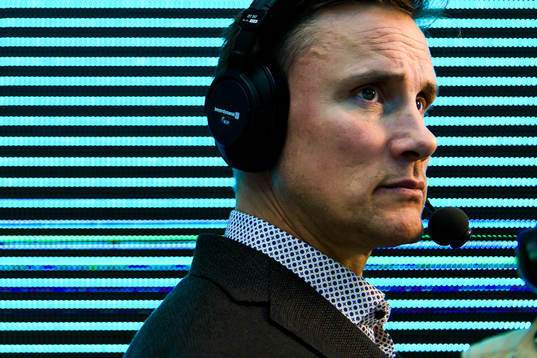 Frölundas tränare Roger Rönnberg blir intervjuad av C