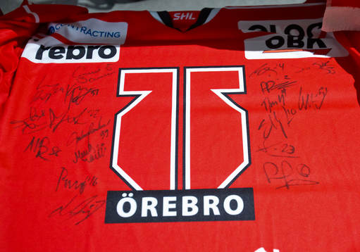 En Örebrotröja med autografer