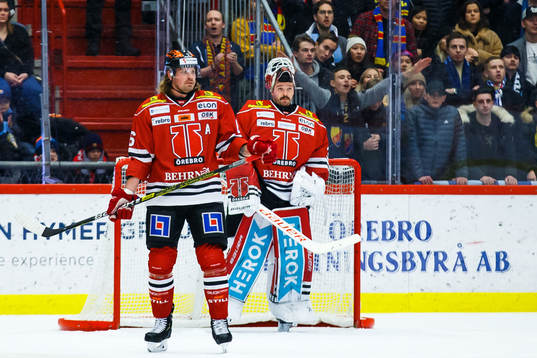 Örebros Stefan Warg  och målvakt Dominik Furch  deppar