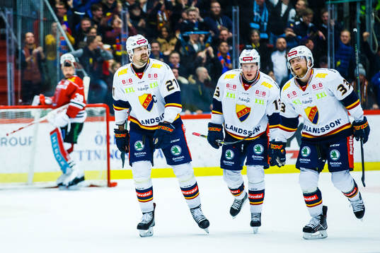 Djurgårdens Patrik Berglund och Linus Hultström jublar