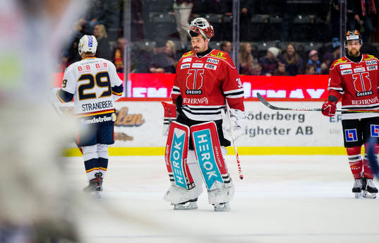 Örebros målvakt Dominik Furch och Aaron Irving deppar
