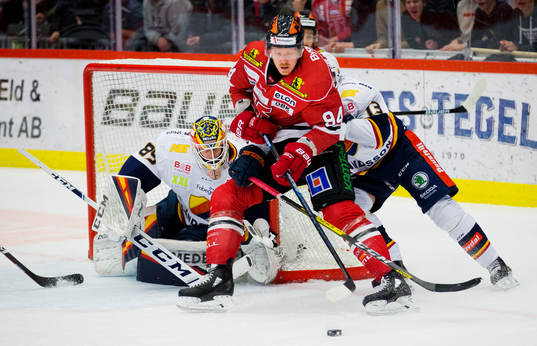 Örebros Ryan Stoa och Djurgårdens målvakt Niklas Svedberg