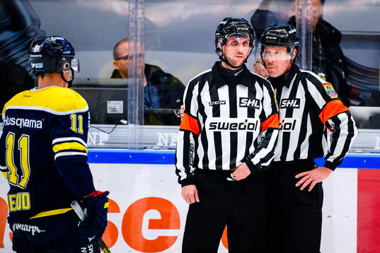 Domare Patric Bjälkander och Domare Tobias Björk i samtal
