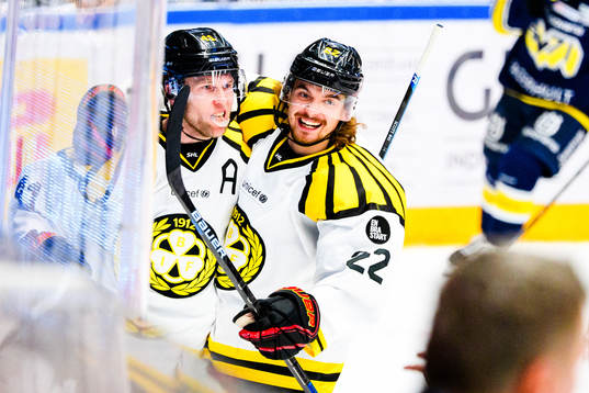 Brynäs Greg Scott och Adam Brodecki jublar