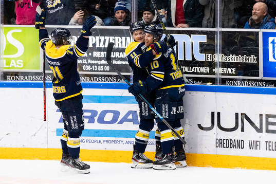 s Simon Önerud jublar med Martin Thörnberg och Linus