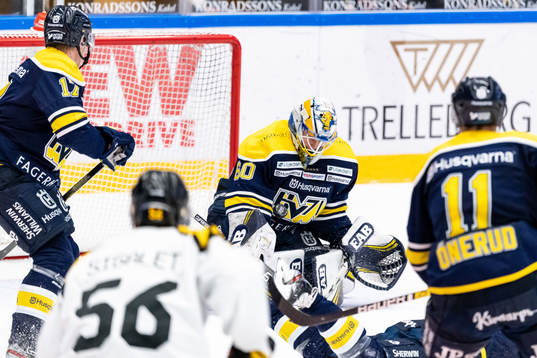 s målvakt Hugo Alnefelt räddar skott