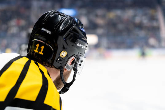 Brynäs Josef Ingman hänger ut över sargen