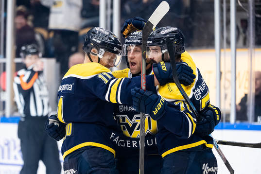 s Simon Önerud, Martin Thörnberg och Linus Fröberg jublar